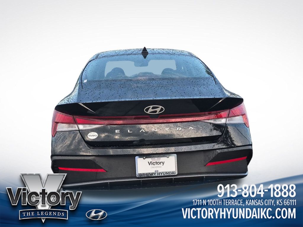 Used 2025 Black Hyundai SE image 4