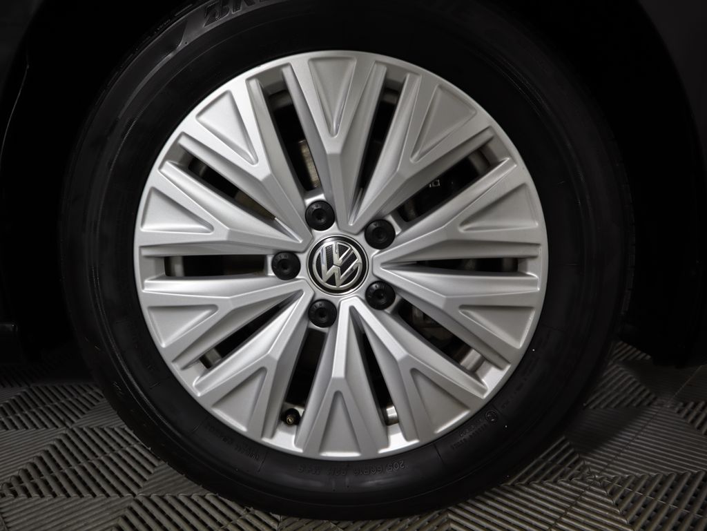 Thumbnail: 2019 Volkswagen Jetta - 32