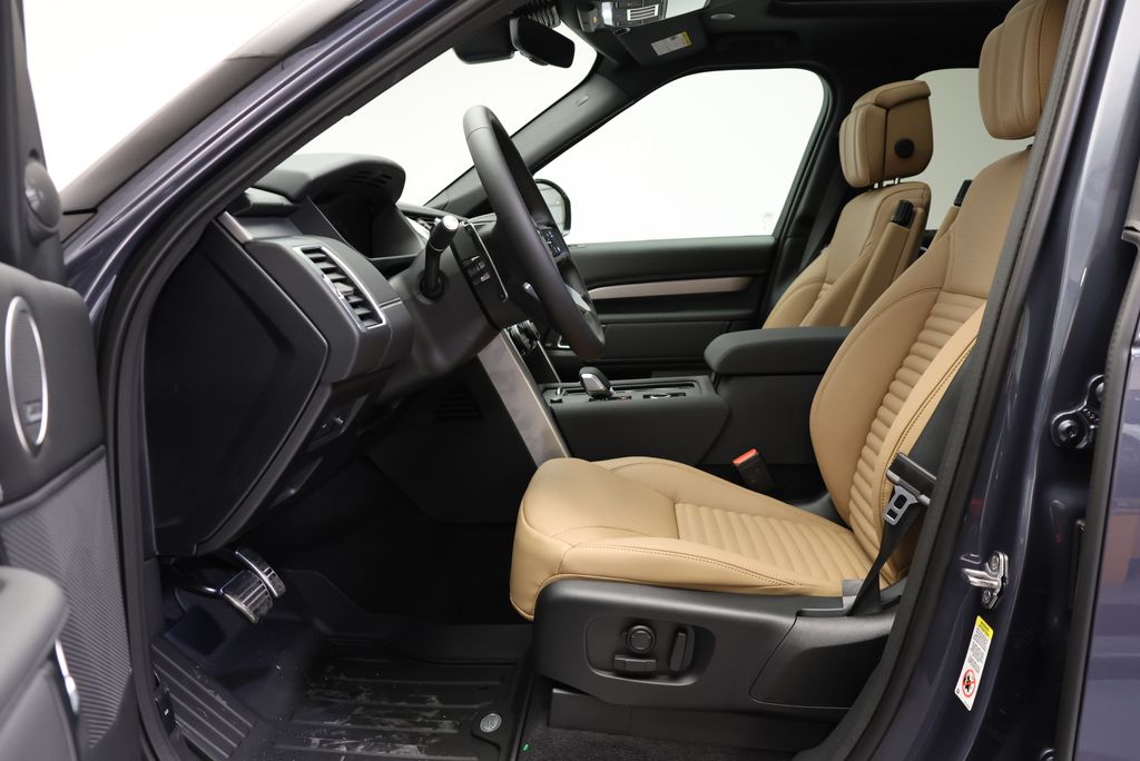 Thumbnail: 2026 Land Rover Discovery - 30