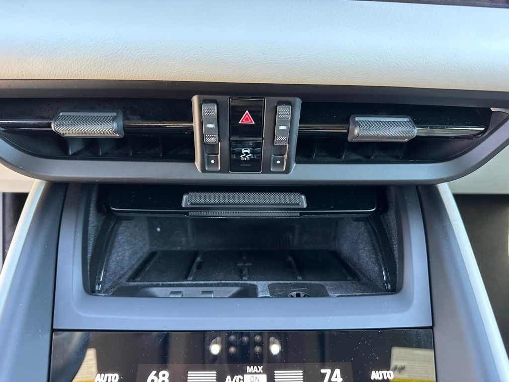 Thumbnail: 2025 Porsche Macan - 25