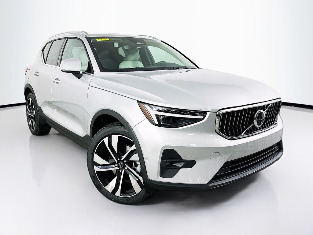 2025 Volvo XC40 B5 Ultra Bright Theme