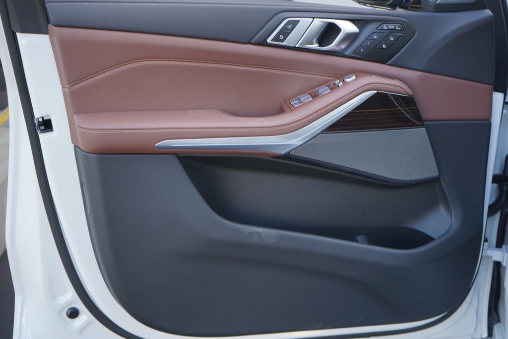 2025 BMW X7 M60i 9