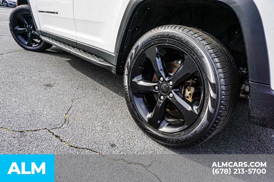 Used 2024 White/off-white Jeep Limited image 16