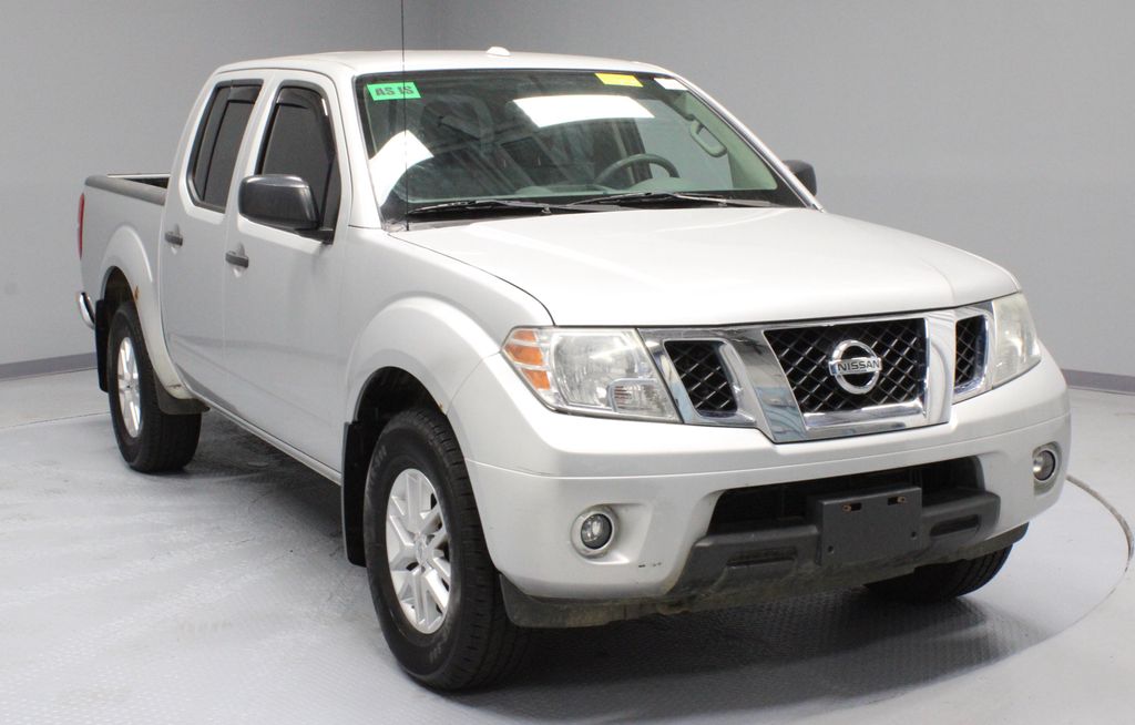  2015 Nissan Frontier SV Crew Cab 4WD   