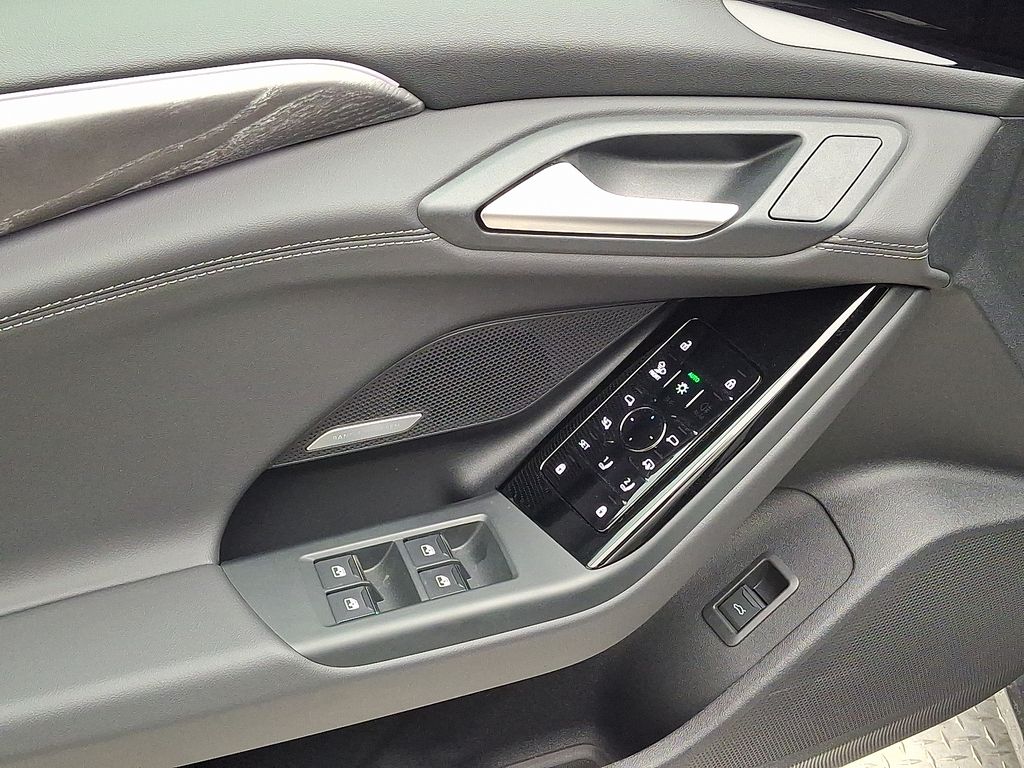 Thumbnail: 2025 Audi e-tron S - 12