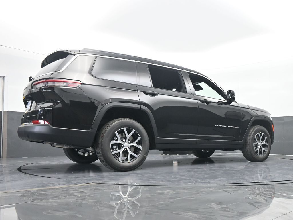 Used 2025 Diamond Black Crystal Pearlcoat Jeep Limited image 56