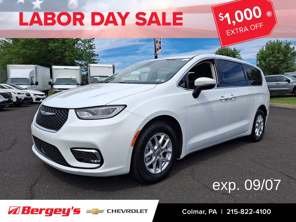 Bright White Clearcoat 2023 Chrysler Pacifica Minivan Front-Wheel Drive 9-Speed Automatic