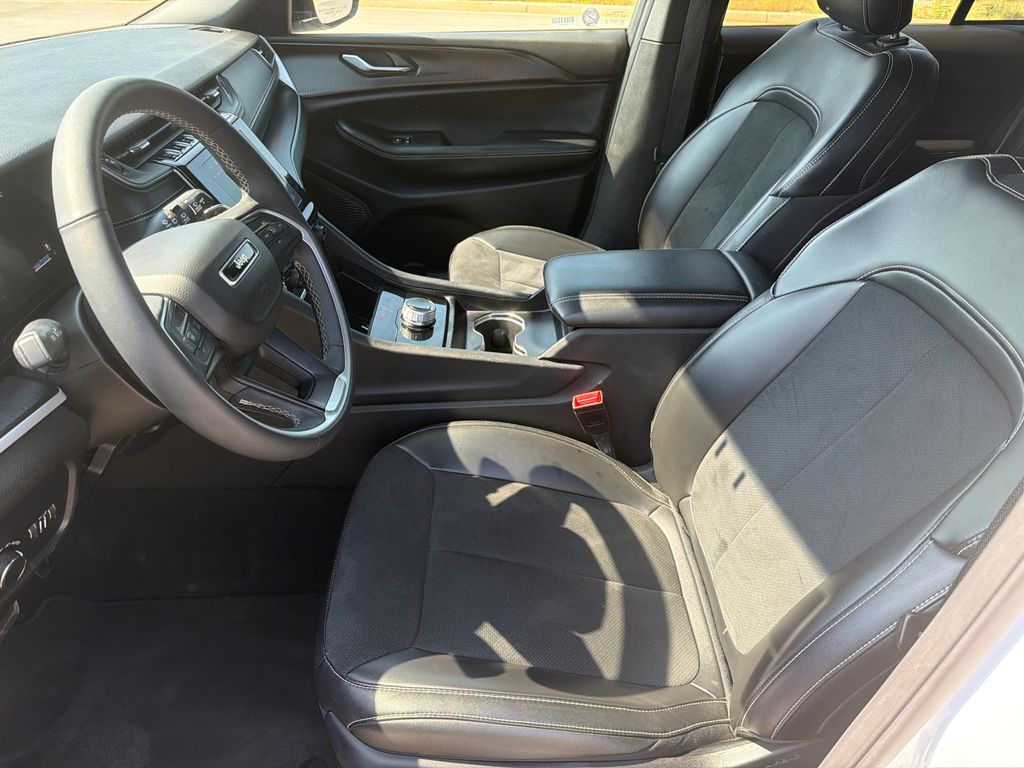 Used 2025 White Jeep Altitude image 9