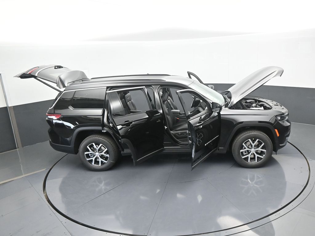 Used 2025 Diamond Black Crystal Pearlcoat Jeep Limited image 65