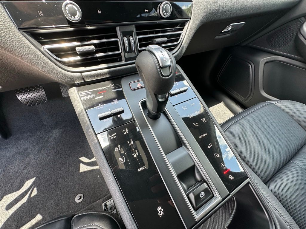2025 Porsche Macan  23