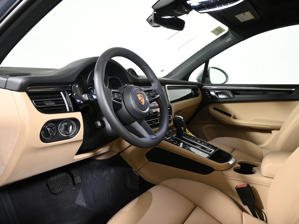 Thumbnail: 2026 Porsche Macan - 4