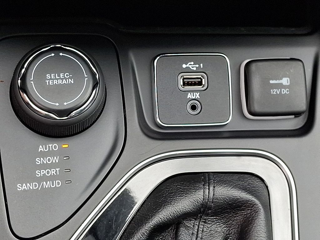 2019 Jeep Cherokee Limited Silver at Subaru and VW of Moon Township