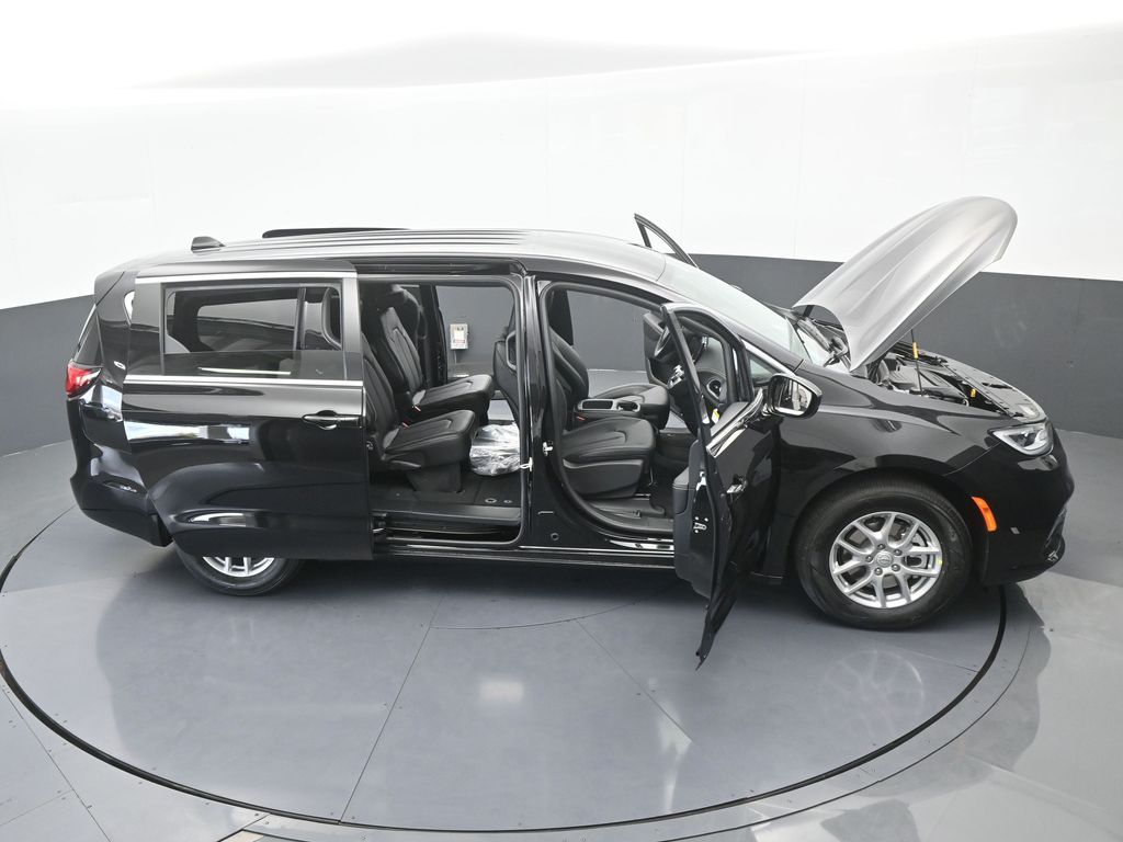 New 2026 Diamond Black Crystal Pearlcoat Chrysler Select image 70