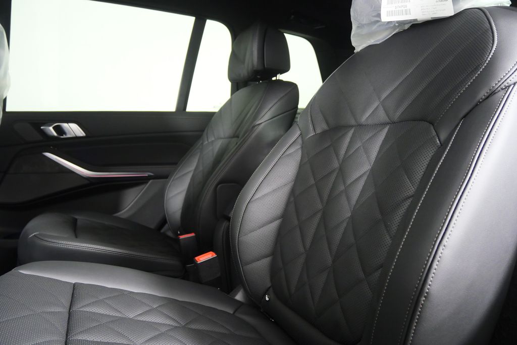 Thumbnail: 2026 BMW X7 - 16