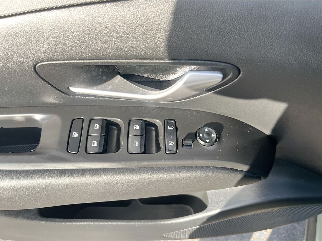 Used 2022 Green Hyundai SEL image 17