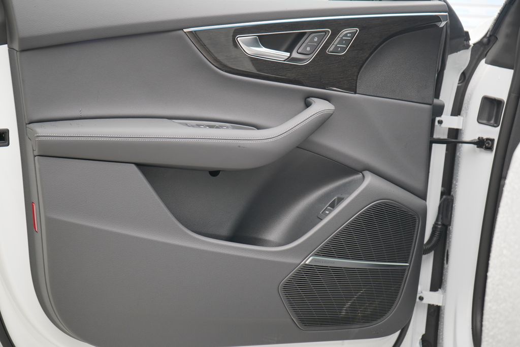 Thumbnail: 2025 Audi Q8 - 19