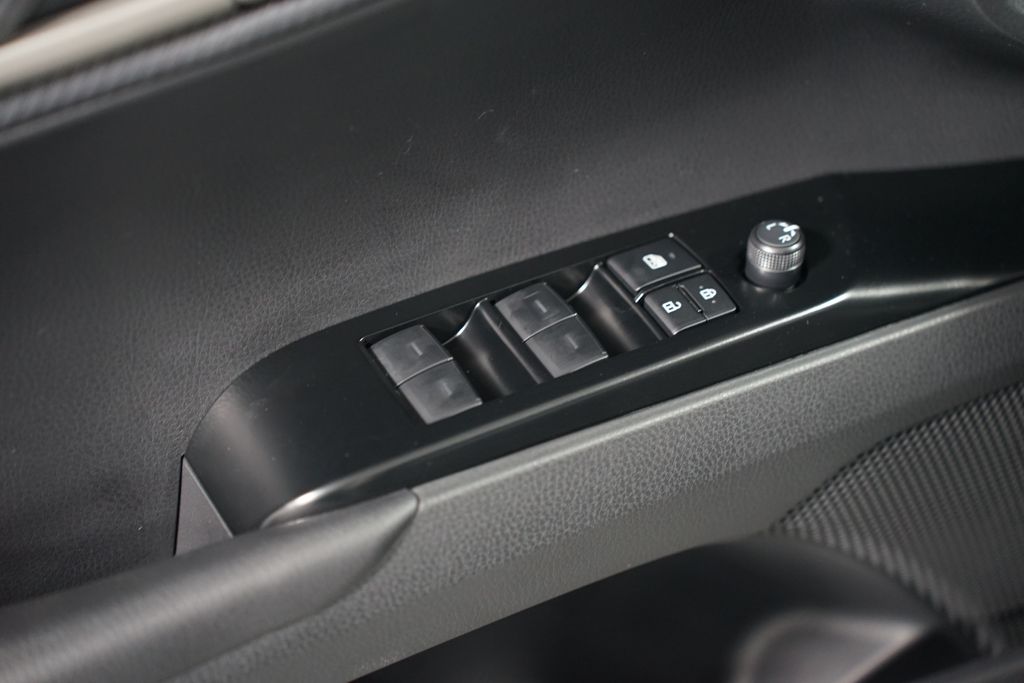 2025 Toyota Camry SE 32