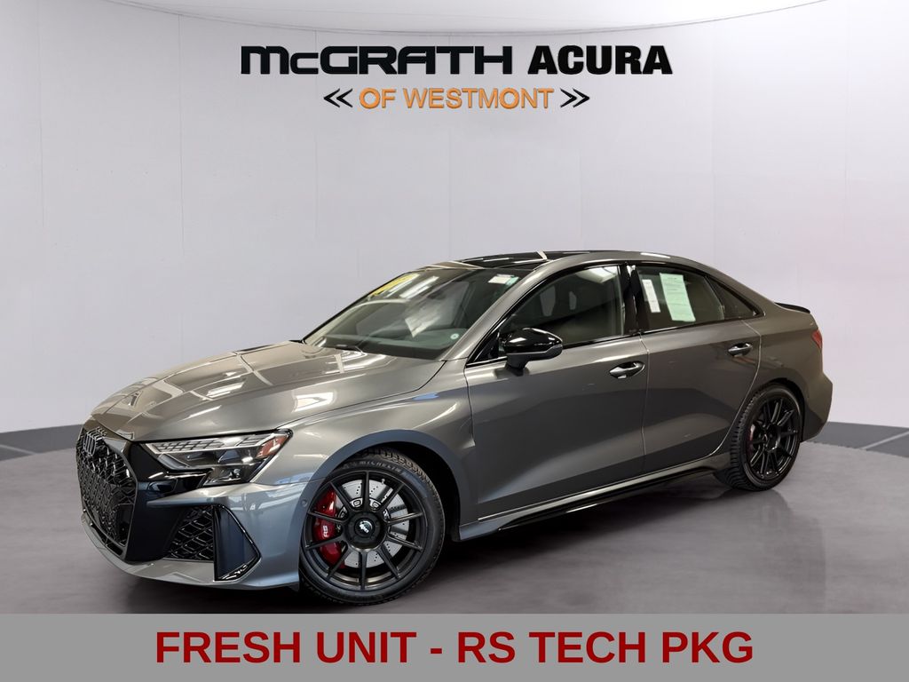 2025 Audi RS 3 Gris (Daytona Gray Pearl Effect) Sedán Tracción en las cuatro ruedas 7 velocidades Automática