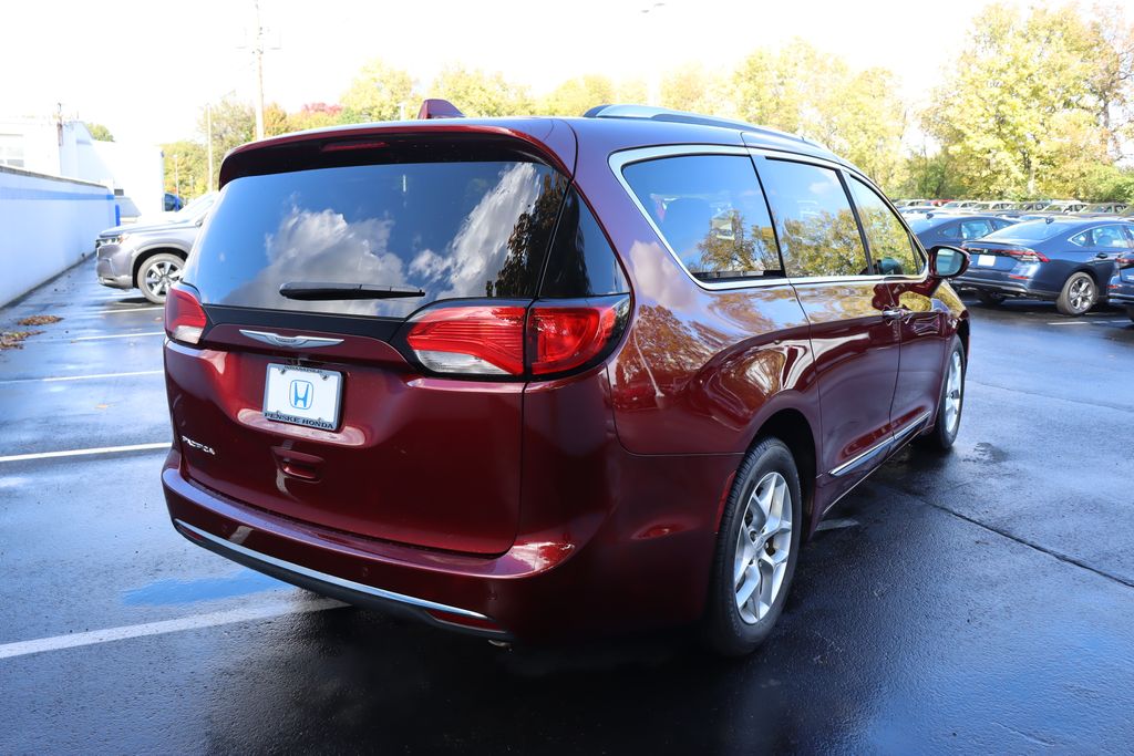 2017 Chrysler Pacifica  5