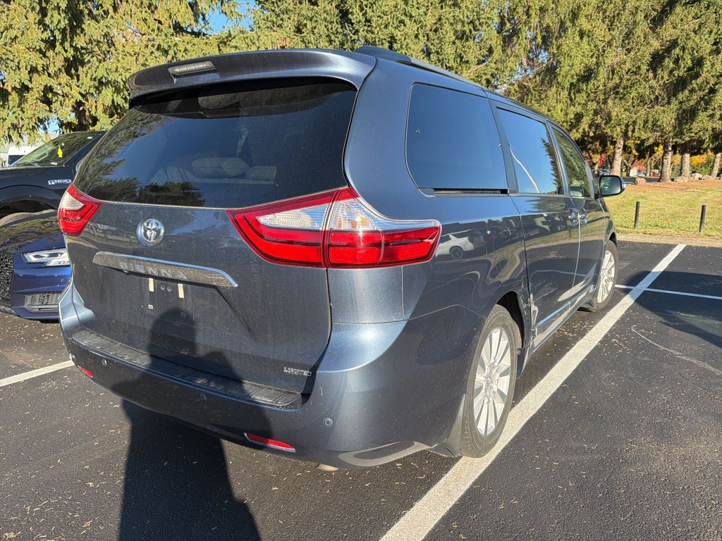 Thumbnail: 2017 Toyota Sienna - 3
