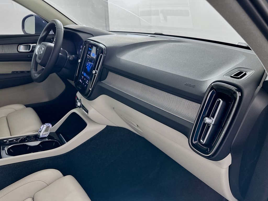 Thumbnail: 2023 Volvo XC40 - 29