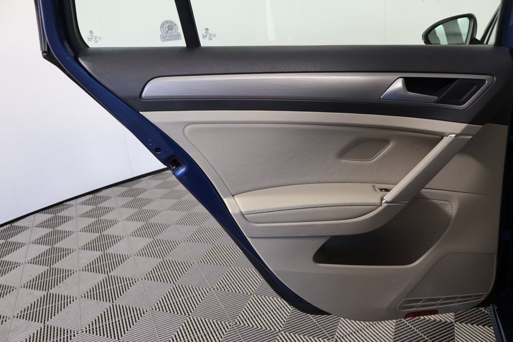 Thumbnail: 2017 Volkswagen e-Golf - 13
