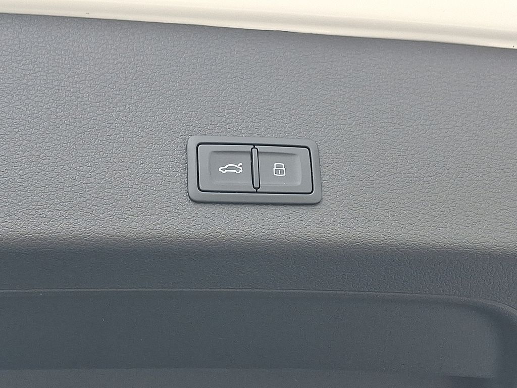 Thumbnail: 2022 Audi e-tron S - 30