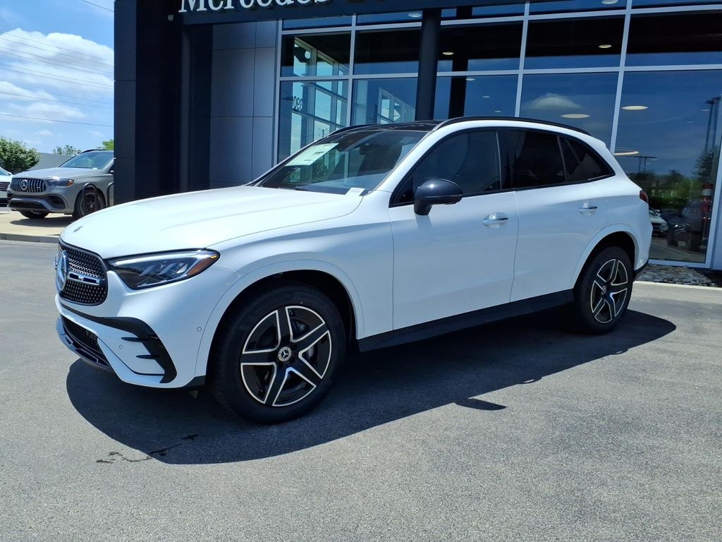 New 2026 MANUFAKTUR Moonlight White Metallic Mercedes-Benz GLC 300 image 3
