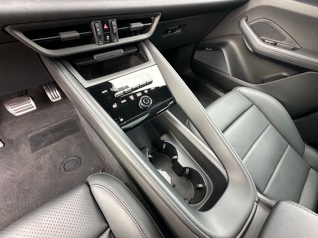 Thumbnail: 2025 Porsche Macan - 29