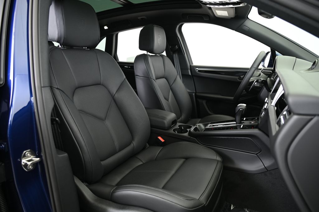 Thumbnail: 2025 Porsche Macan - 24