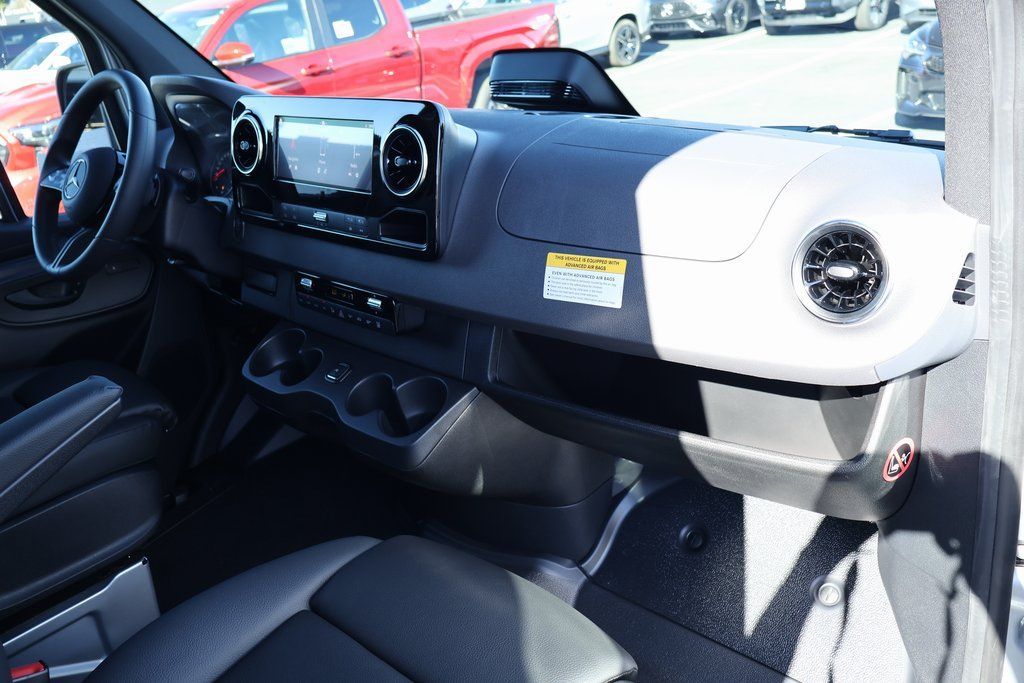 Thumbnail: 2025 Mercedes-Benz Sprinter - 5