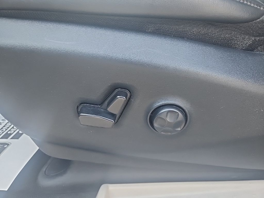 Used 2023 Chrysler Pacifica Van