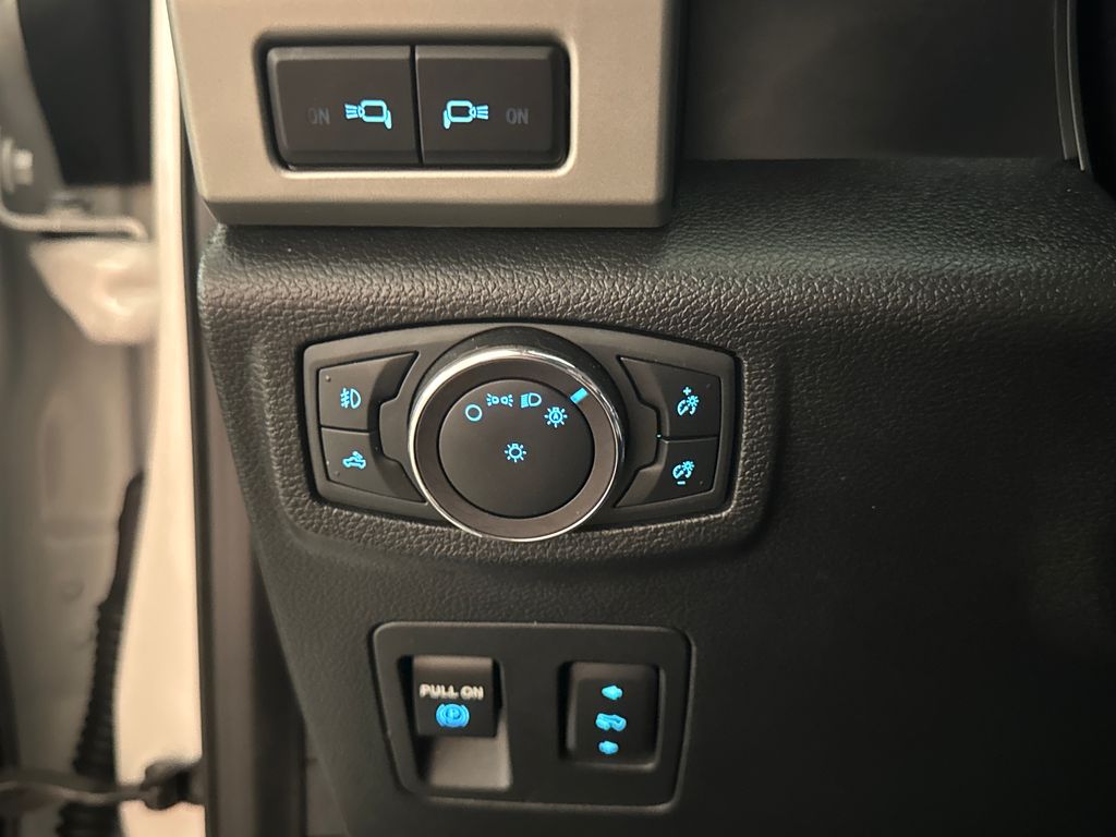 2019 White Platinum Clearcoat Metallic Ford F-150 Lariat 4X4 Truck