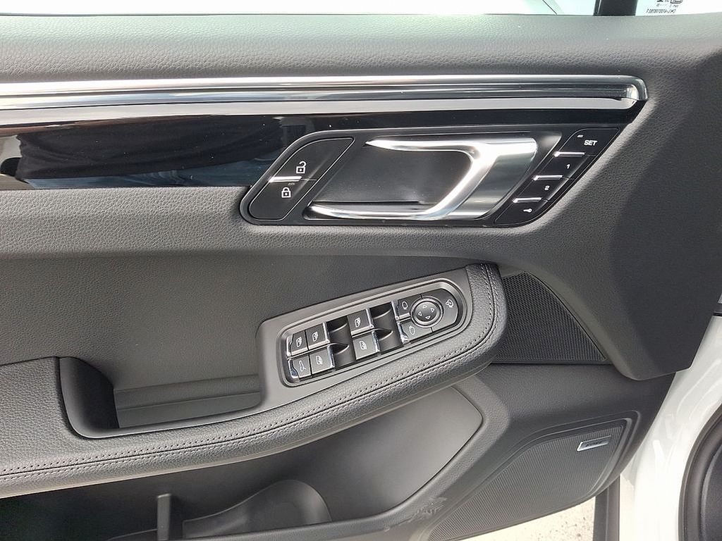 Thumbnail: 2025 Porsche Macan - 14