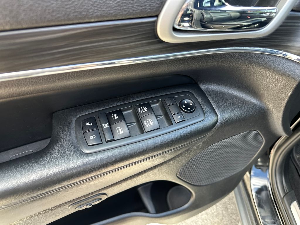 Used Car 2020 Jeep Grand Cherokee  Limited For Sale Under $25,000 In Austin, Texas