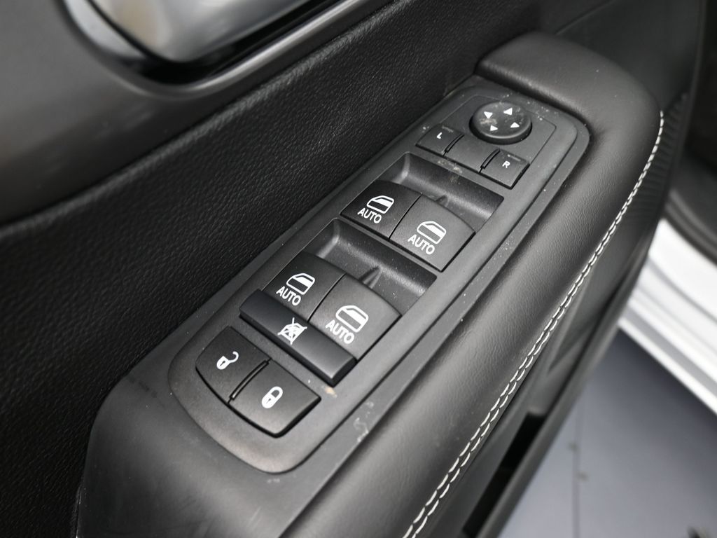 New 2026 Silver Mist Clearcoat Chrysler Select image 14