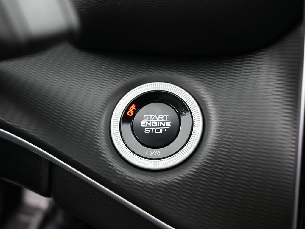 New 2026 Diamond Black Crystal Pearlcoat Jeep Laredo image 16