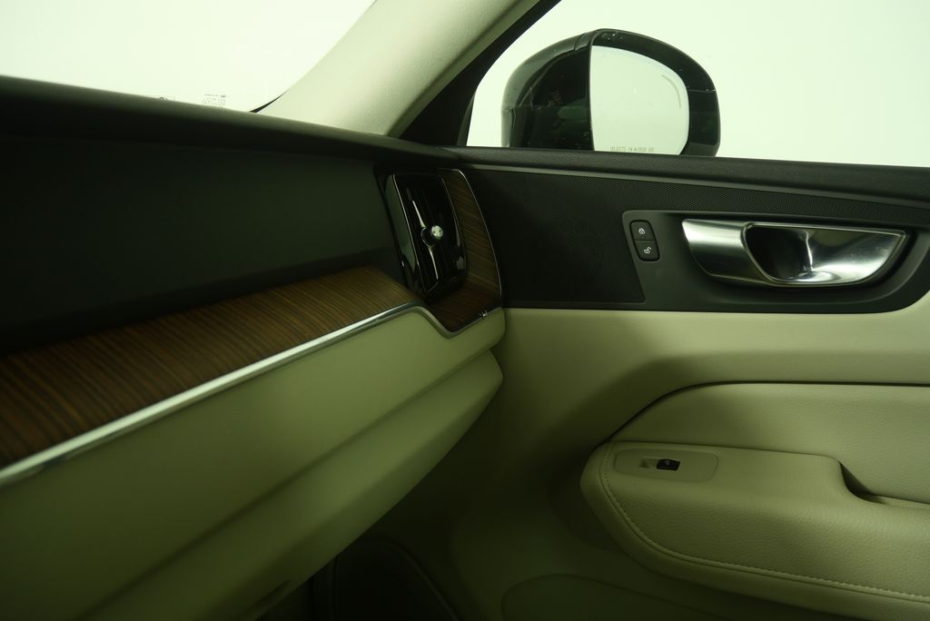 Thumbnail: 2021 Volvo XC60 - 26