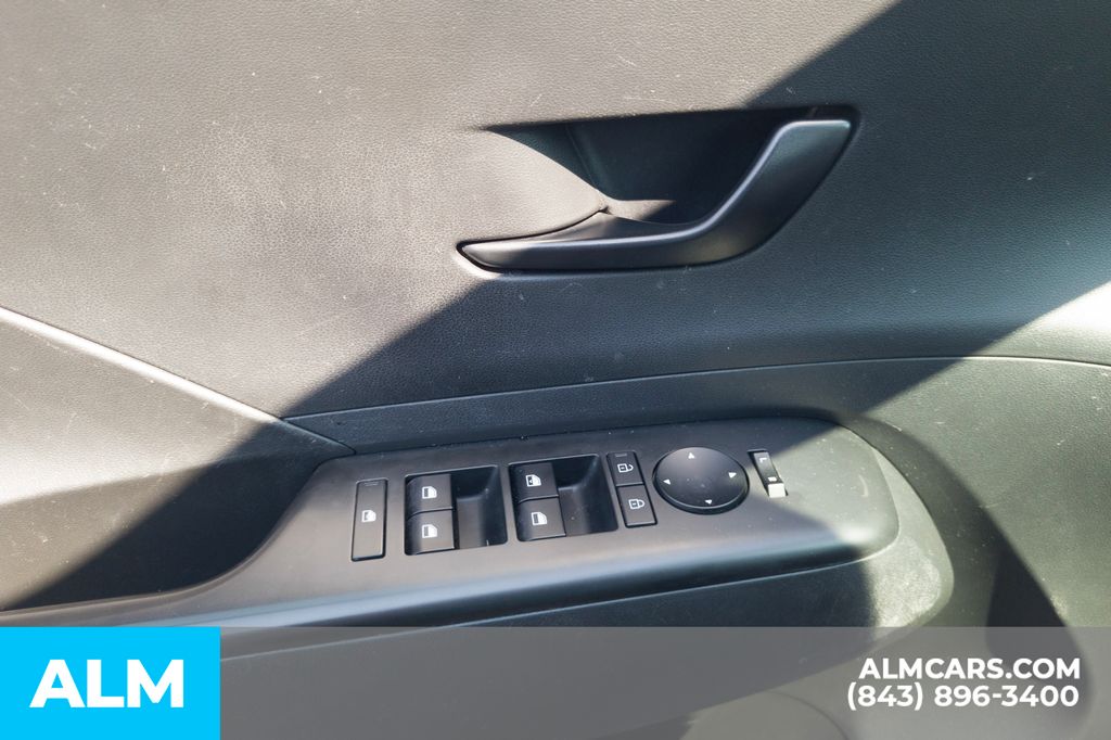 Used 2025 White Hyundai SEL image 15