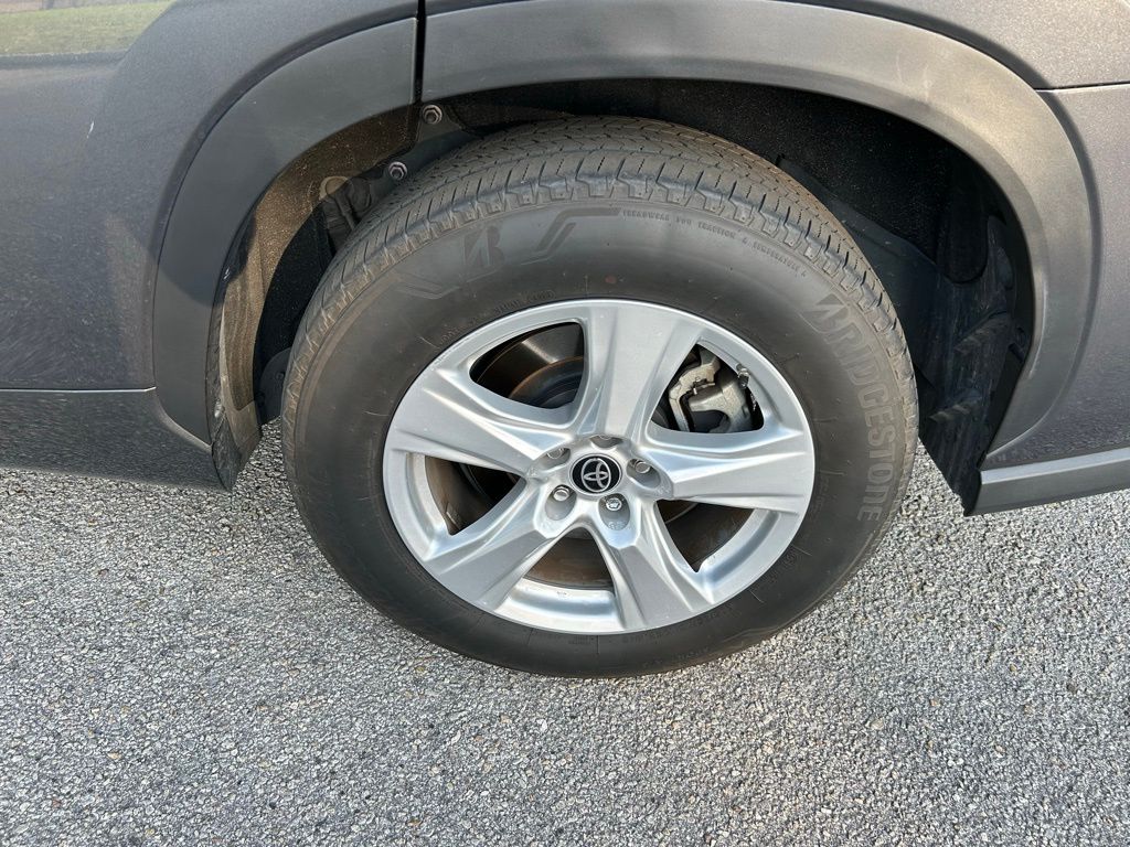 2023 Toyota Highlander LE 9