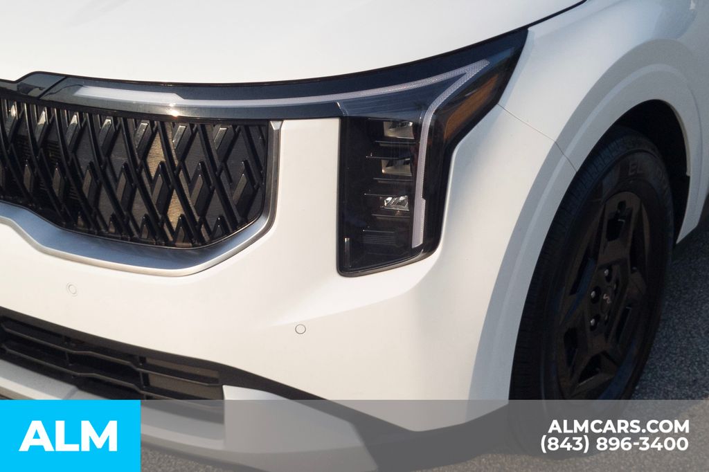 Used 2025 White Kia LXS image 11