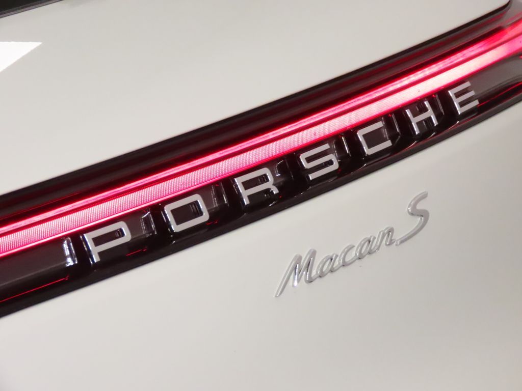 Thumbnail: 2026 Porsche Macan - 12