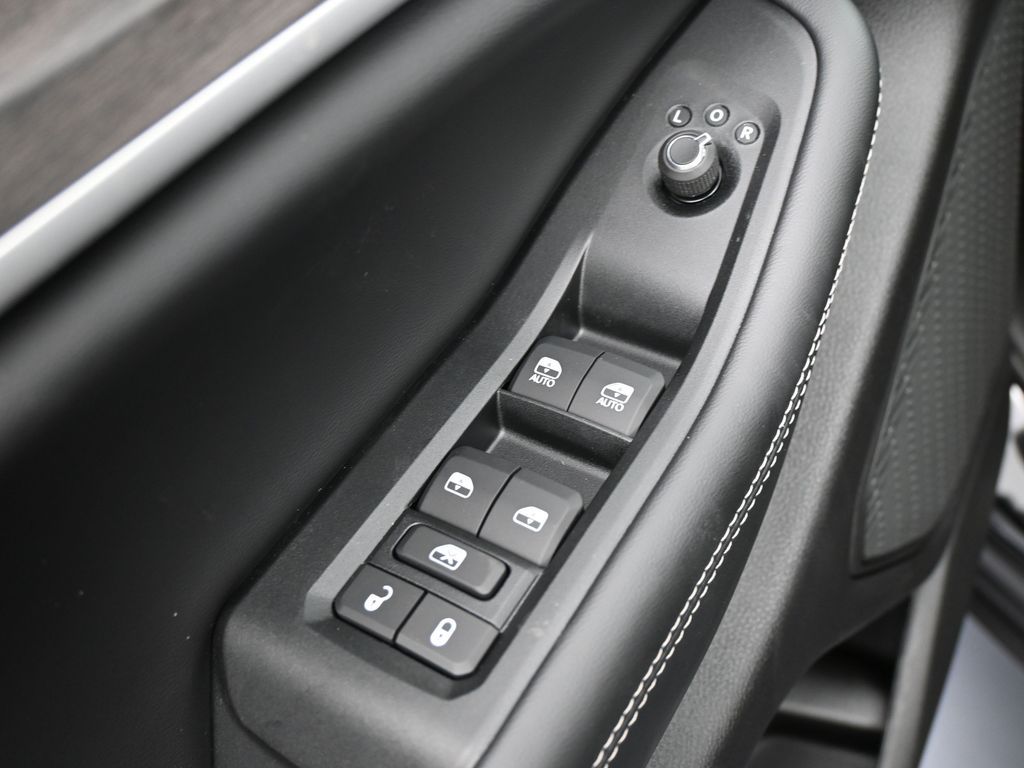 New 2026 Diamond Black Crystal Pearlcoat Jeep Laredo image 14