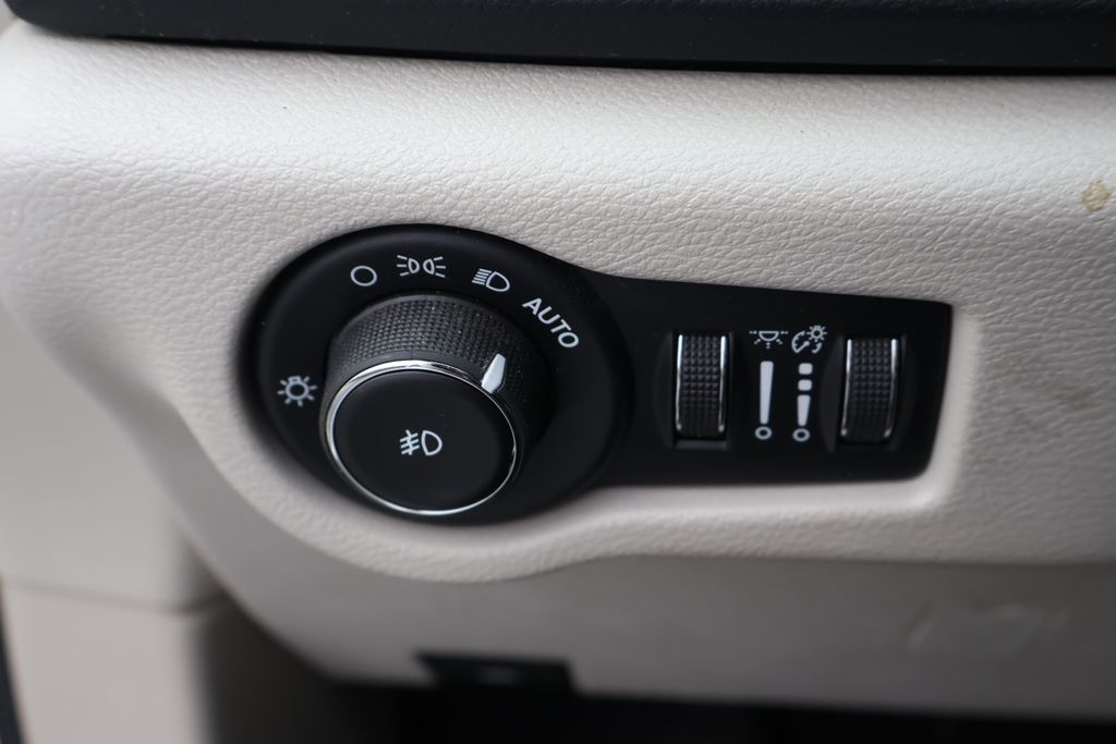 Thumbnail: 2017 Chrysler Pacifica - 17