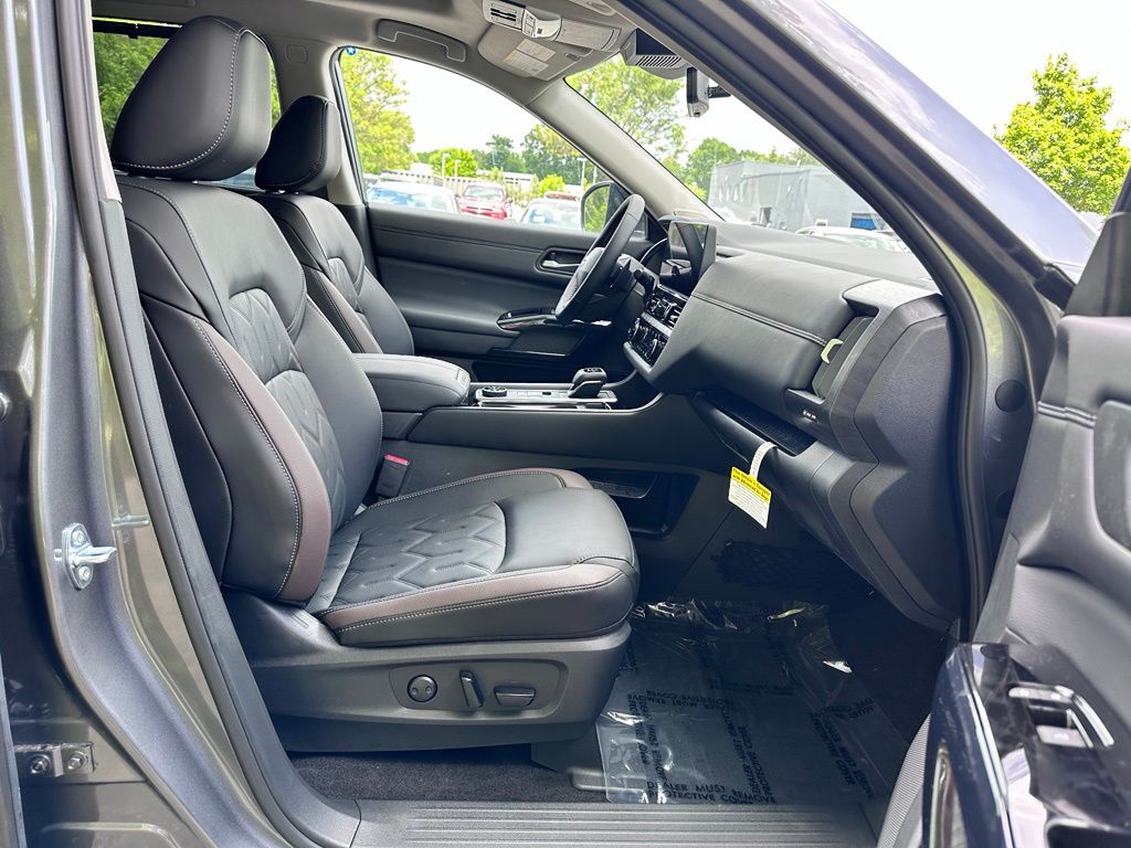 New 2026 Gun Metallic Nissan Platinum image 18