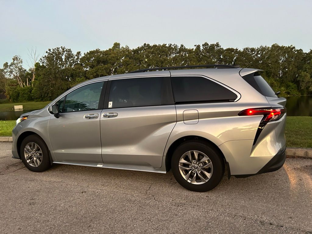 Thumbnail: 2024 Toyota Sienna - 3