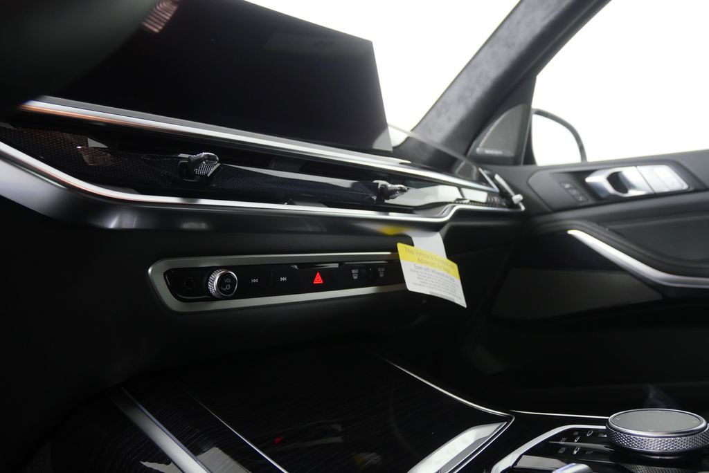 Thumbnail: 2027 BMW X7 - 21