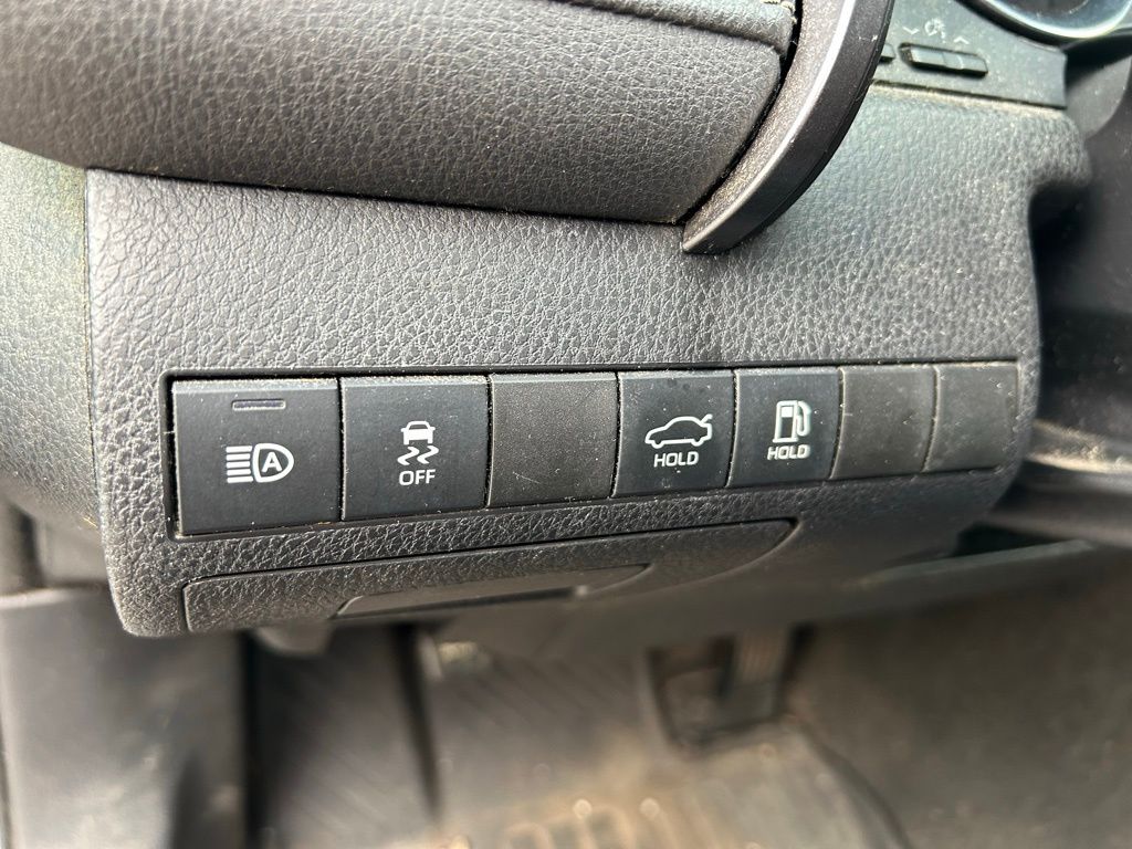 2019 Toyota Camry SE 18