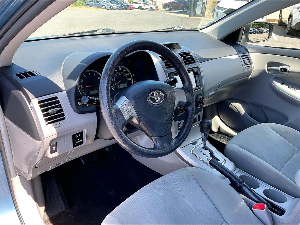 2013 Toyota Corolla — photo 8
