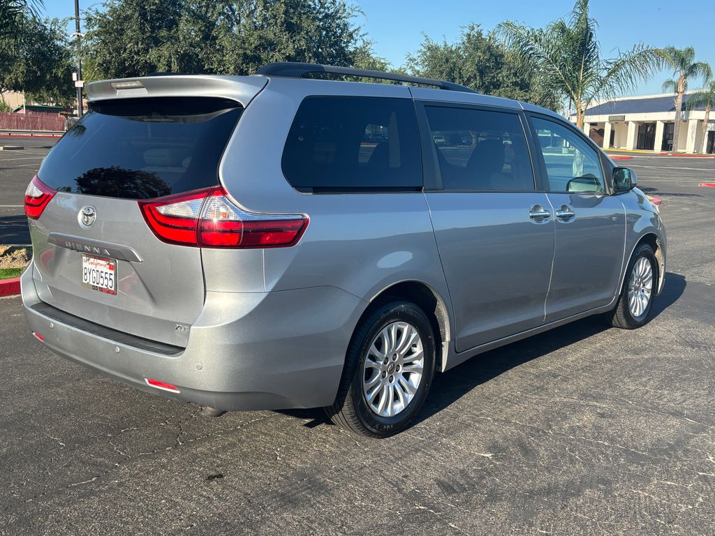 Thumbnail: 2017 Toyota Sienna - 5